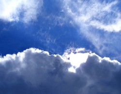 Die Sonne kämpft sich durch die Wolken